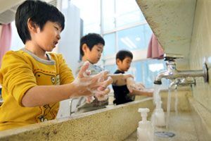 給食前にしっかり手を洗う子どもたち。感染性胃腸炎予防には欠かせない＝徳島市の内町保育所