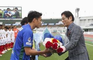 徳島の岩尾主将に花束を手渡す大杉さん（右）＝2017年５月13日、鳴門ポカリスエットスタジアム