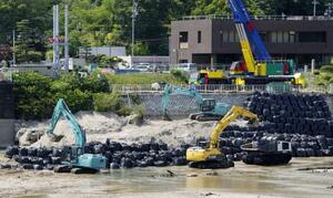 　大規模な漏水があった「明治用水頭首工」周辺に積まれた土のう＝２４日午後、愛知県豊田市