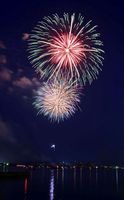 小松島港まつりのフィナーレを飾った花火＝小松島市の新港岸壁
