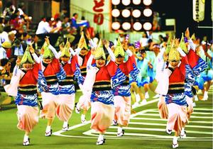 県内のトップを切って開幕した鳴門市の阿波踊り=同市撫養町の東演舞場