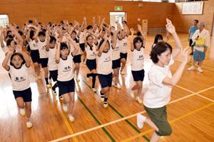 蜂須賀連の指導で阿波踊りに取り組む児童＝徳島市の佐古小学校