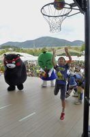 ゆるキャラと協力してバスケットボールで対決する子ども＝東みよし町足代の吉野川ハイウェイオアシス