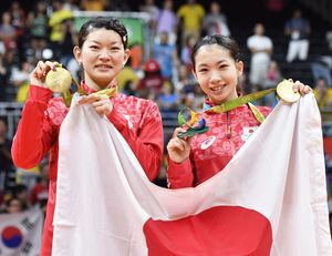 女子ダブルスで優勝し、笑顔で金メダルを手にする松友美佐紀㊨と高橋礼華