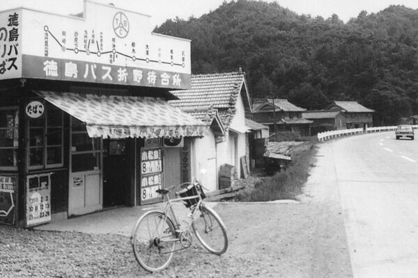 路線図掲げた徳島バス待合所　雑貨店が兼ねる　1965(昭和40)年