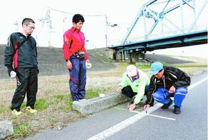 とくしまマラソンのコースを確認する日本陸連の検定員ら=徳島市内