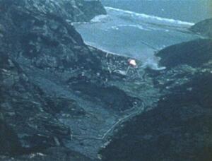 　１９４５年３月２３日、沖縄県の渡嘉敷村が米軍機の爆撃を受ける映像の一場面（豊の国宇佐市塾提供）