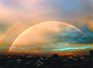 徳島市の東の空に現れた虹。その外側の副虹も見え二重のアーチになった