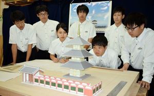 石井廃寺の模型づくりを進める生徒。洲本城の模型にも取り組む＝つるぎ町のつるぎ高校