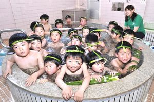 しょうぶ湯を楽しむ園児たち＝徳島市津田町２の大和湯