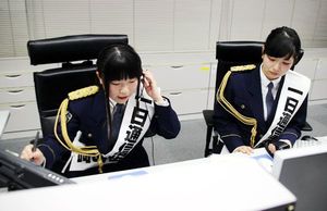 110番の受理と指令を体験するセカンドストーリーの長谷川さん（左）と櫻井さん＝県警本部