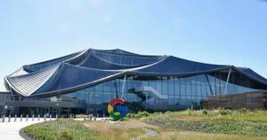 　太陽光パネルを屋根に敷き詰めた米グーグルの新社屋＝２７日、米カリフォルニア州マウンテンビュー（共同）