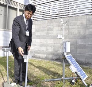 吉田准教授らが試作した環境センサー＝阿南市の阿南高専