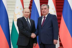 　握手するロシアのプーチン大統領（左）とタジキスタンのラフモン大統領＝２８日、ドゥシャンベ（タス＝共同）