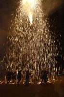 秋祭りで奉納された吹筒花火＝美波町の赤松神社