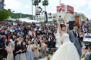 会場いっぱいのファンが門出を祝った声優２人の結婚式＝徳島市の新町橋東公園