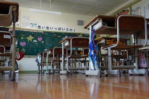 新型コロナウイルスの影響で休校になり、ひっそりとした小学校の教室