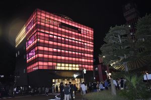 ピンク色にライトアップされた阿波おどり会館＝徳島市新町橋２