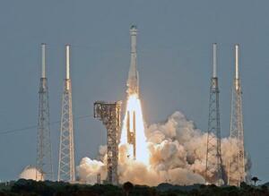 　１９日、新型宇宙船スターライナーを載せ打ち上げられるアトラス５ロケット＝米フロリダ州のケープカナベラル宇宙軍基地（ロイター＝共同）