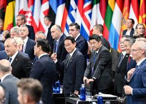 　ＮＡＴＯ首脳会議に出席する岸田首相（中央）＝２９日、スペイン・マドリード（代表撮影・共同）