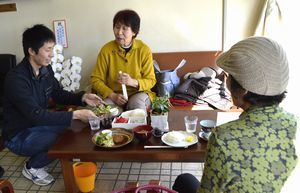 リニューアルオープンしたカフェで食事を楽しむ住民ら＝美波町西の地