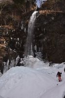 滝のしぶきが凍って積もったドーム＝那賀町木頭北川