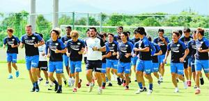 軽めのメニューで調整する徳島の選手たち=徳島スポーツビレッジ