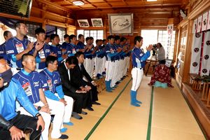 ２年連続の独立リーグ日本一に向け必勝を祈願する徳島インディゴソックスの選手ら＝徳島市の八幡神社
