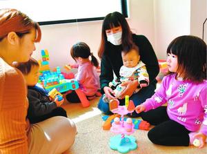 開所から2周年を迎えたスマイルピアで遊ぶ子ども=4月2日、小松島市小松島町