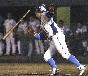５回裏、徳島１死三塁、松嶋が右前打を放ち２－１と勝ち越す＝ＪＡバンク徳島スタジアム