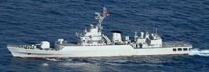 　沖縄県・尖閣諸島の接続水域を航行した中国海軍のフリゲート艦（防衛省提供）