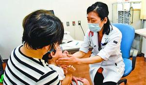 嚥下機能に不安を抱える子どもを診察する小児科医(右)=小松島市の徳島赤十字ひのみね総合療育センター
