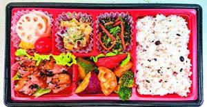 キョーエイが県、四国大と開発した野菜をふんだんに使った「鶏もも塩麹と彩り野菜の雑穀弁当」