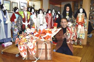 収集した阿波木偶を手に受賞を喜ぶ辻本さん＝徳島市国府町芝原の芝原生活文化研究所