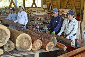 林地残材で薪を作る山城もくもくの従業員＝三好市山城町