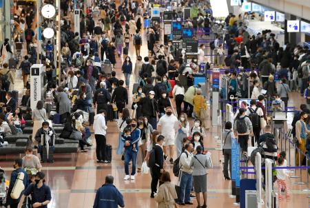 ｇｗ開始 旅行客らの行列も 駅や空港 例年の混雑なく 全国 海外のニュース 徳島新聞電子版