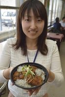 小松島市特産のハモとチリメンを組み合わせた「ハモかば焼きチリメン丼」＝小松島市の小松島みなと交流センターｋｏｃｏｌｏ