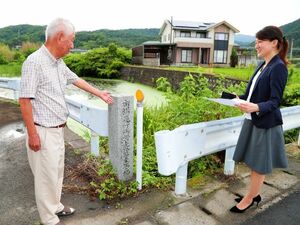 市場飛行場の石碑を見ながら大森さん(左)の説明を聞く須川さん=阿波市市場町