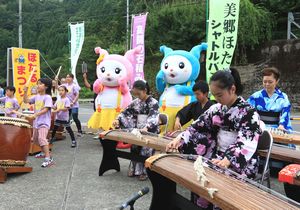 大谷さん（後列右端）と小中学生が共演した邦楽演奏会＝吉野川市の美郷ほたる館