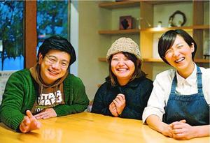 「上勝暮らしカル」を執筆する(右から)東さん、菅原さん、松本さん=上勝町のカフェ・ポールスター