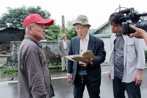 映画「湾生回家」の撮影の一こま。台湾を訪れた冨永さん（手前左から２人目）が古里の旧友を探し歩いた＝２０１３年５月、花蓮県（田澤文化有限公司提供）