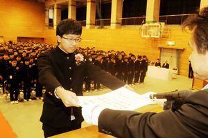 森田校長から卒業証書を受け取る西岡さん＝徳島市の城東中