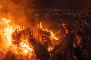 　京都の伝統行事「五山送り火」で、炎を上げる「大」の字の火床＝１６日夜