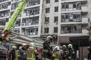　爆発があったウクライナ・キーウの住宅で作業する消防士たち＝２６日（ゲッティ＝共同）