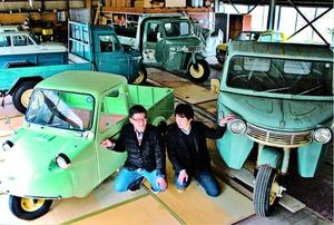 展示会を企画した「徳島旧型車輛等保存協会」のメンバーとレトロカー=神山町内の倉庫