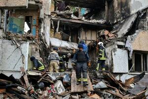 　ロシア軍の攻撃で破壊された集合住宅での救助活動＝１８日、ウクライナ・ドネツク州（ＡＰ＝共同）