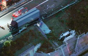 マイクロバス（右下）にトラックが衝突した徳島自動車道の事故現場＝25日午後6時56分、鳴門市大津町（共同通信社ヘリから）