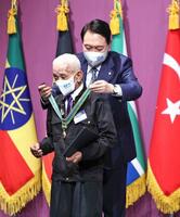 　朝鮮戦争の元参戦兵にメダルを授与する韓国の尹錫悦大統領＝２４日、ソウル（聯合＝共同）