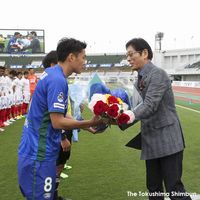 徳島ヴォルティスの岩尾主将に花束を贈る大杉さん（右）＝2017年５月13日、鳴門ポカリスエットスタジアム