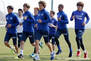 千葉戦に備え、軽めのメニューで調整する徳島の選手たち＝徳島スポーツビレッジ